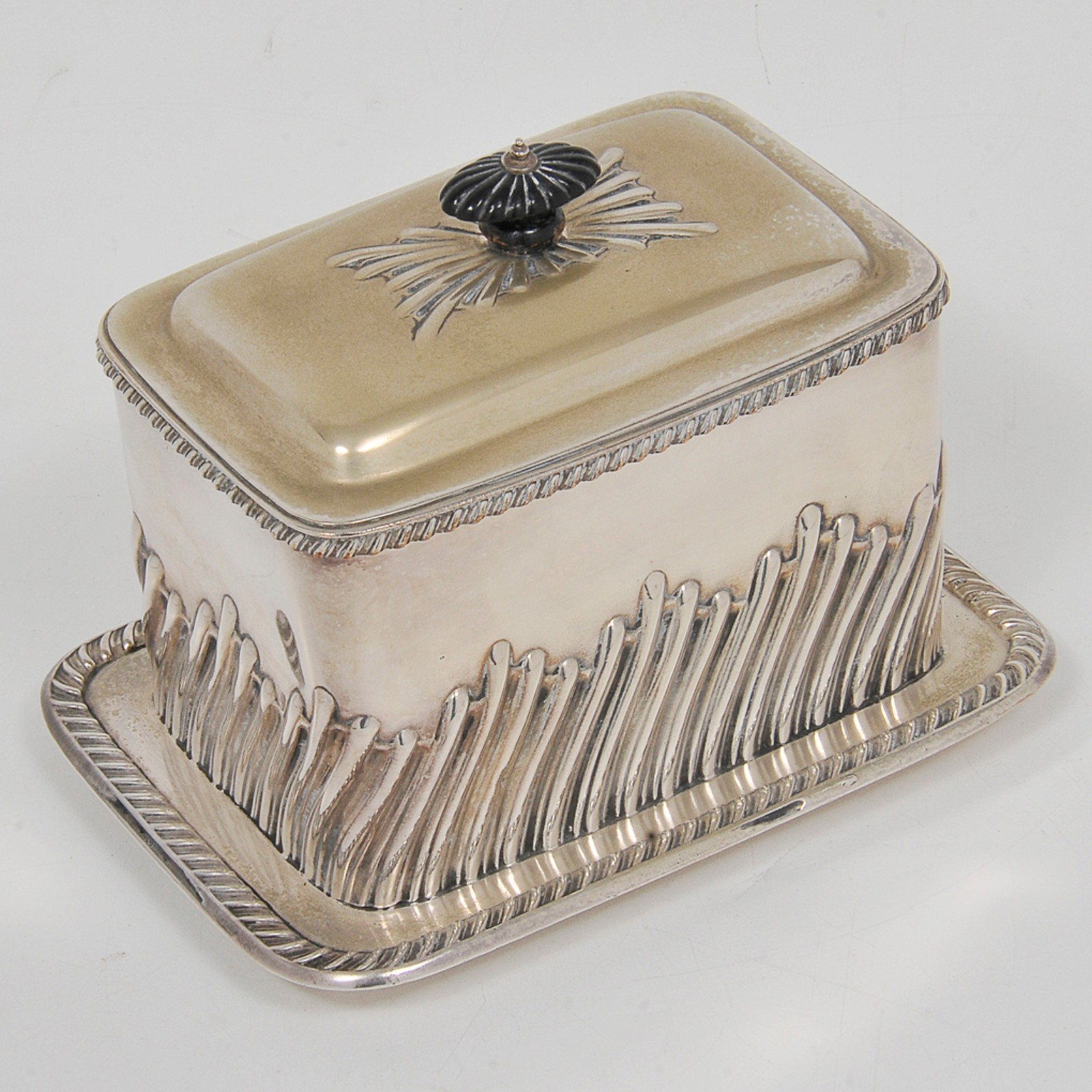 "Tea Caddy" em metal prateado europeu, de formato retangular ornado... - foto 2 de 4