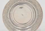 Pequena salva "Porta Alianças" circular em prat... - Pequena salva "Porta Alianças" circular em prata brasileira lavrada - Borda larga ornada por frisos com folhagens gravadas - Contraste do teor d...