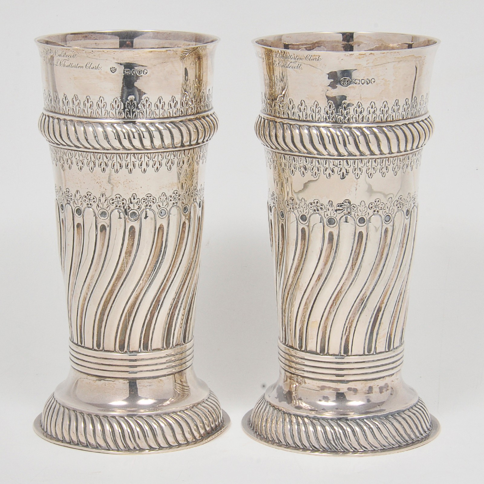 Par de "Beakers", canecas de comemoração de formato cilíndrico, em... - foto 1 de 3