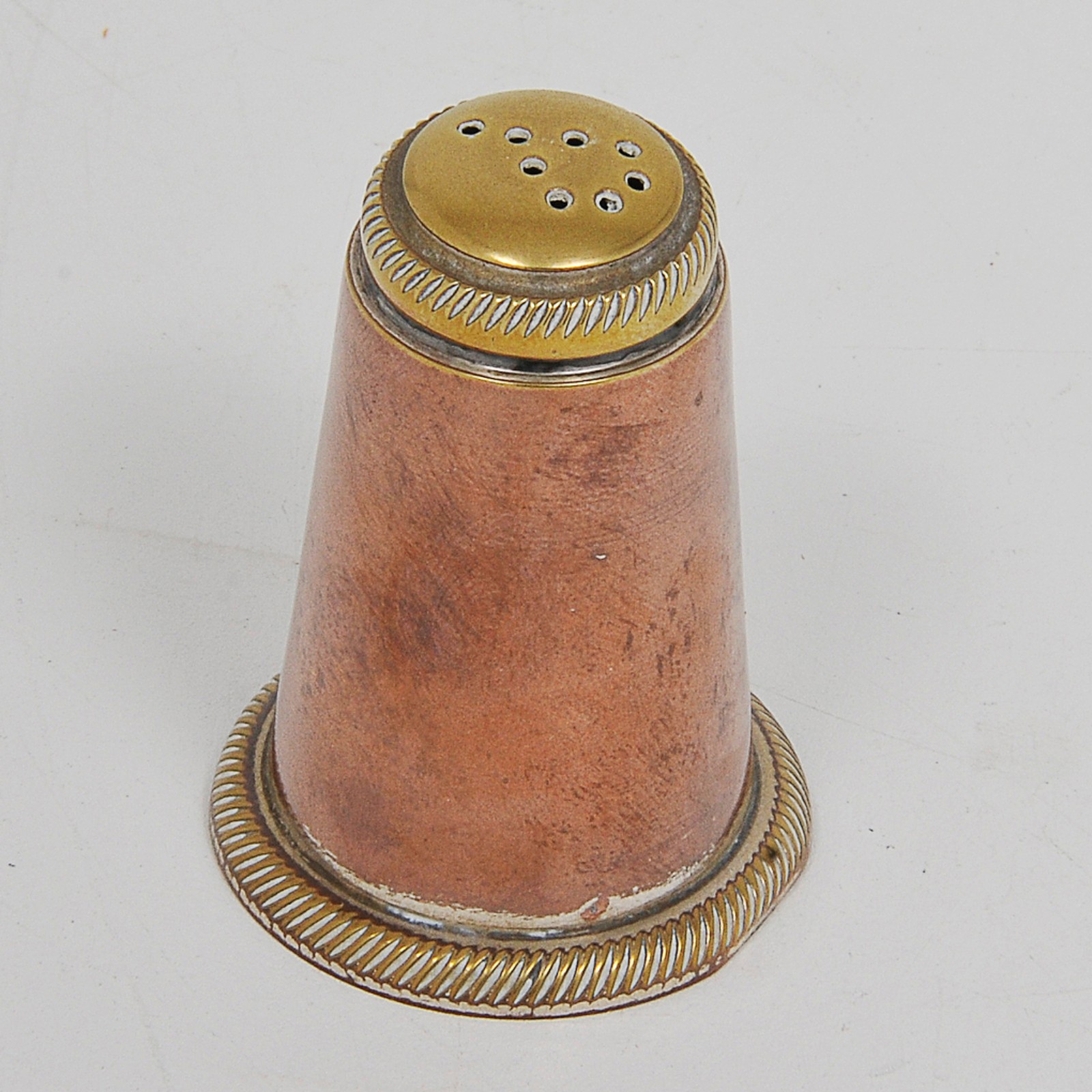 Conjunto de saleiro e pimenteiro em metal com resquícios de... - foto 3 de 4
