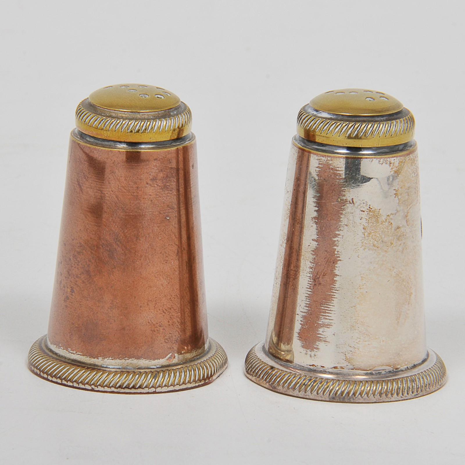 Conjunto de saleiro e pimenteiro em metal com resquícios de... - foto 1 de 4