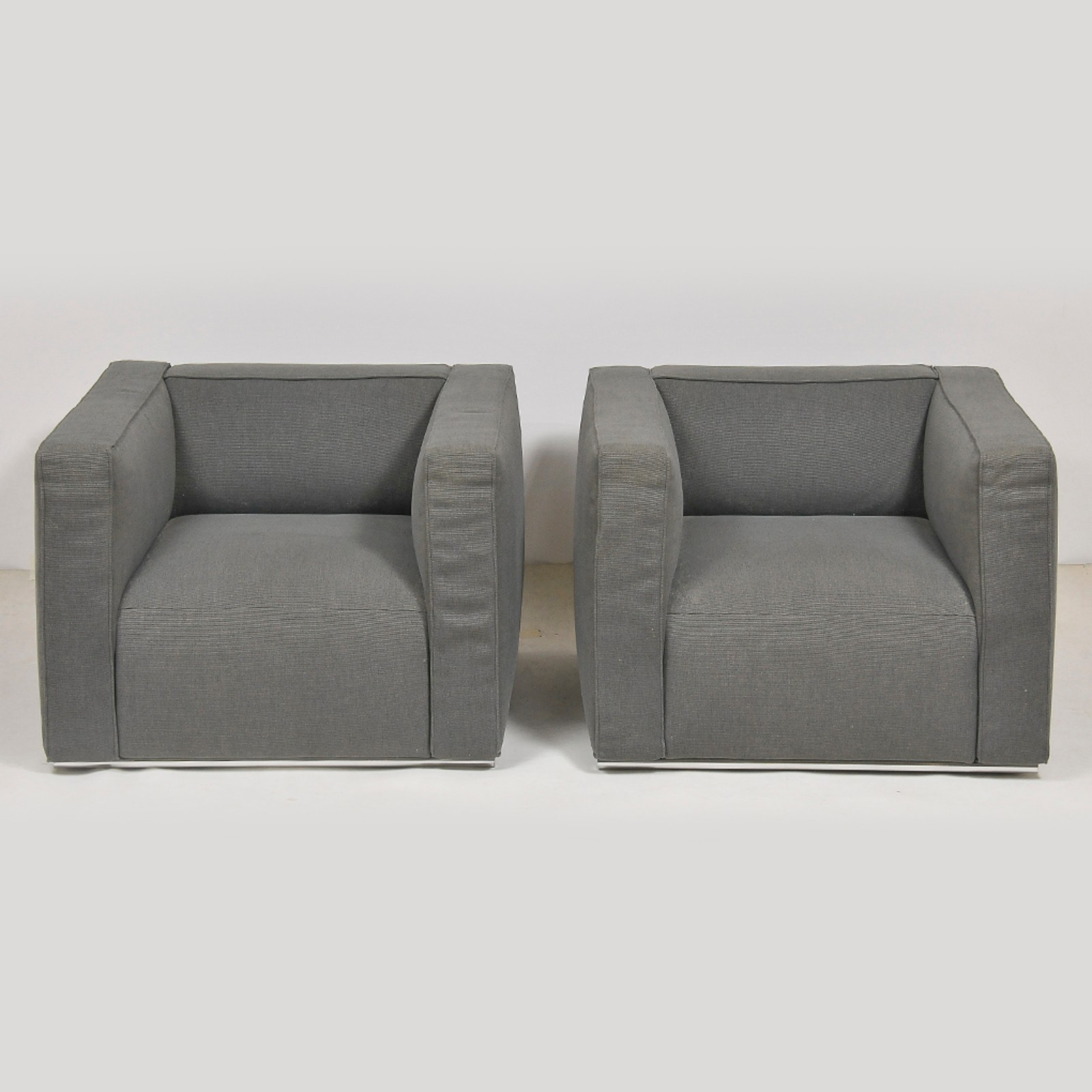 Par de poltronas de design italiano com estrutura em madeira... - foto 1 de 4