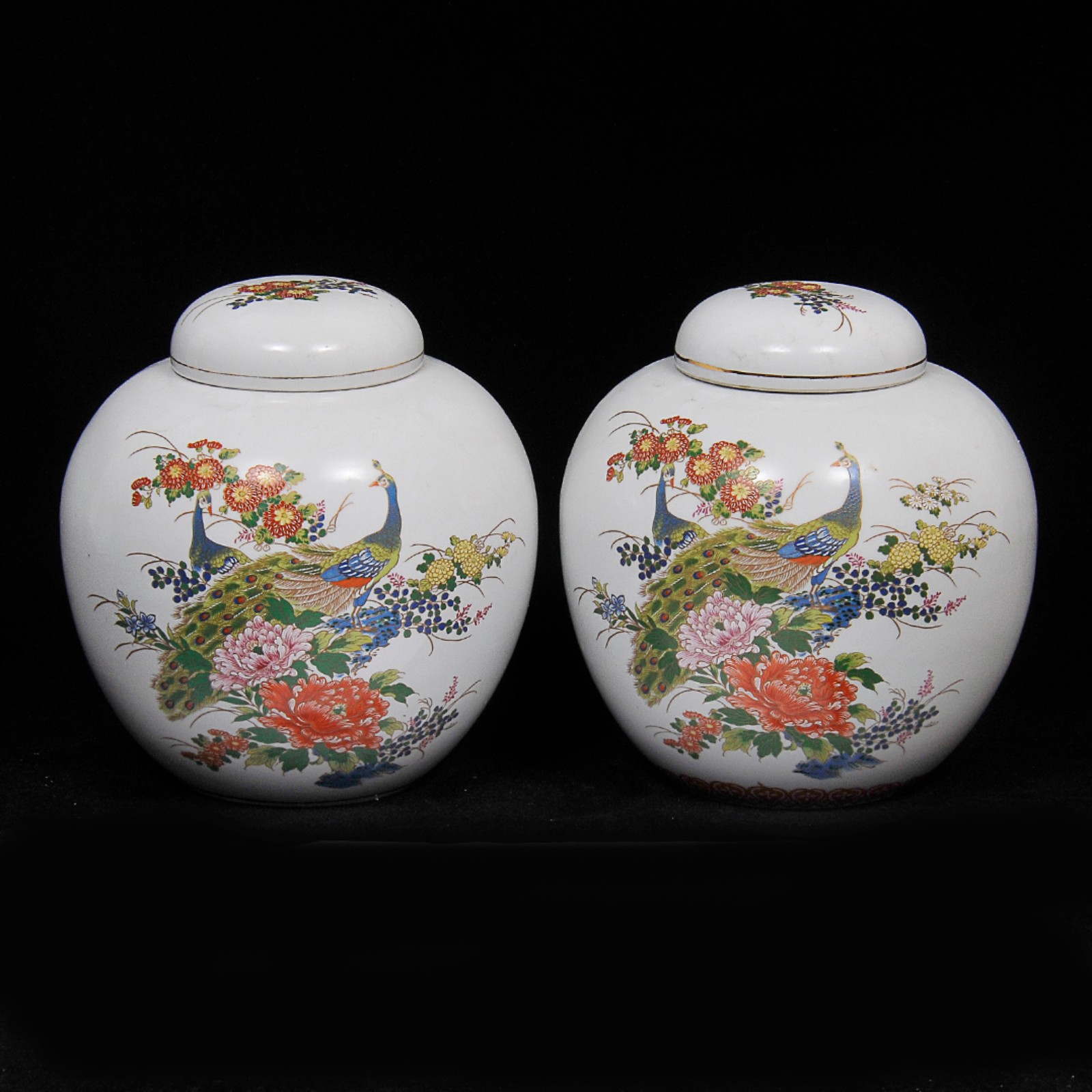 Par de potiches de formato globular, em porcelana chinesa, decorados... - foto 1 de 3
