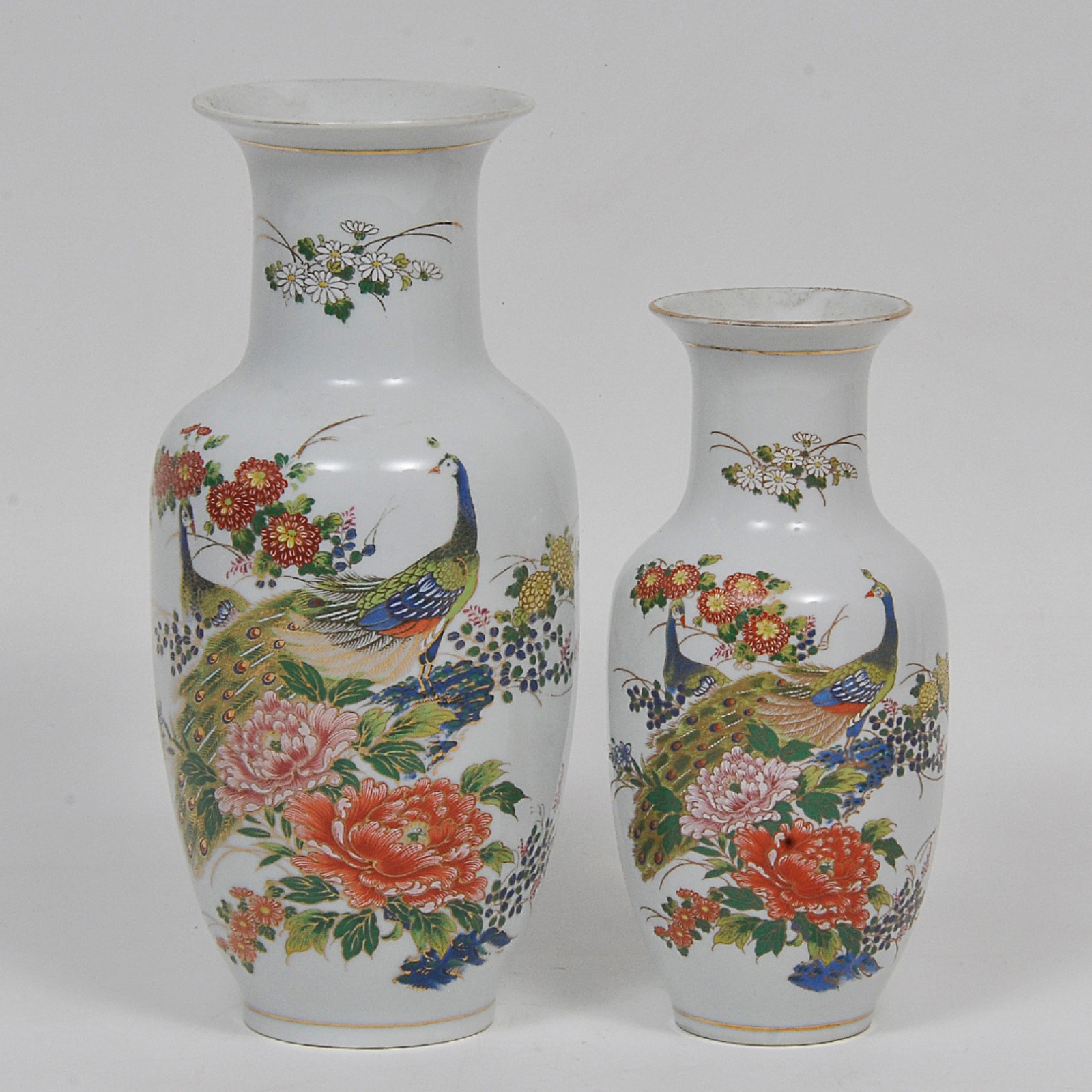 Conjunto com 2 vasos de formato balaustre em porcelana chinesa... - foto 1 de 3