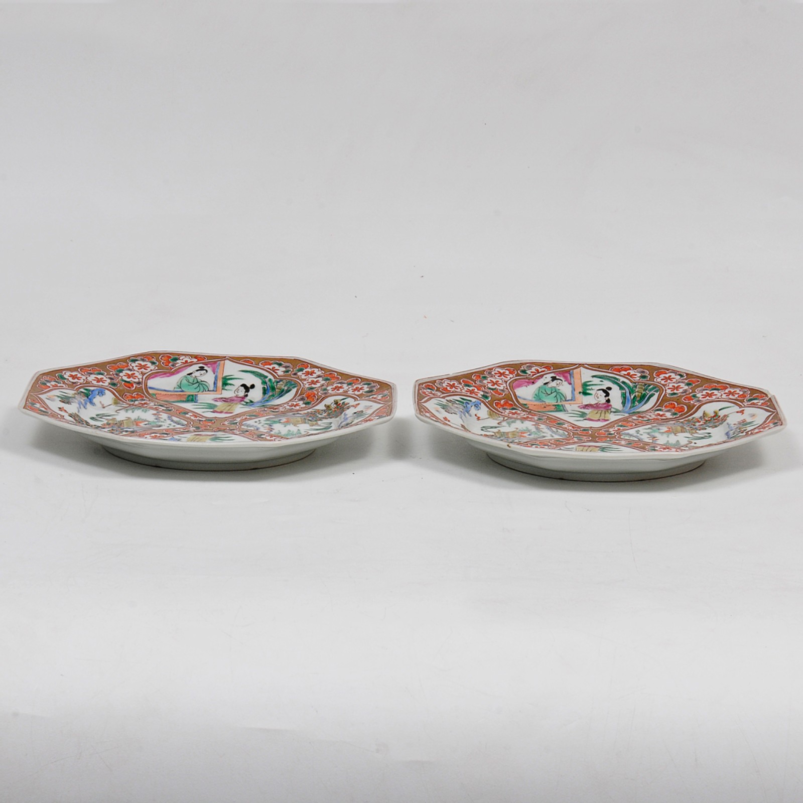 Par de pratos oitavados em porcelana japonesa ricamente policromada e... - foto 2 de 4