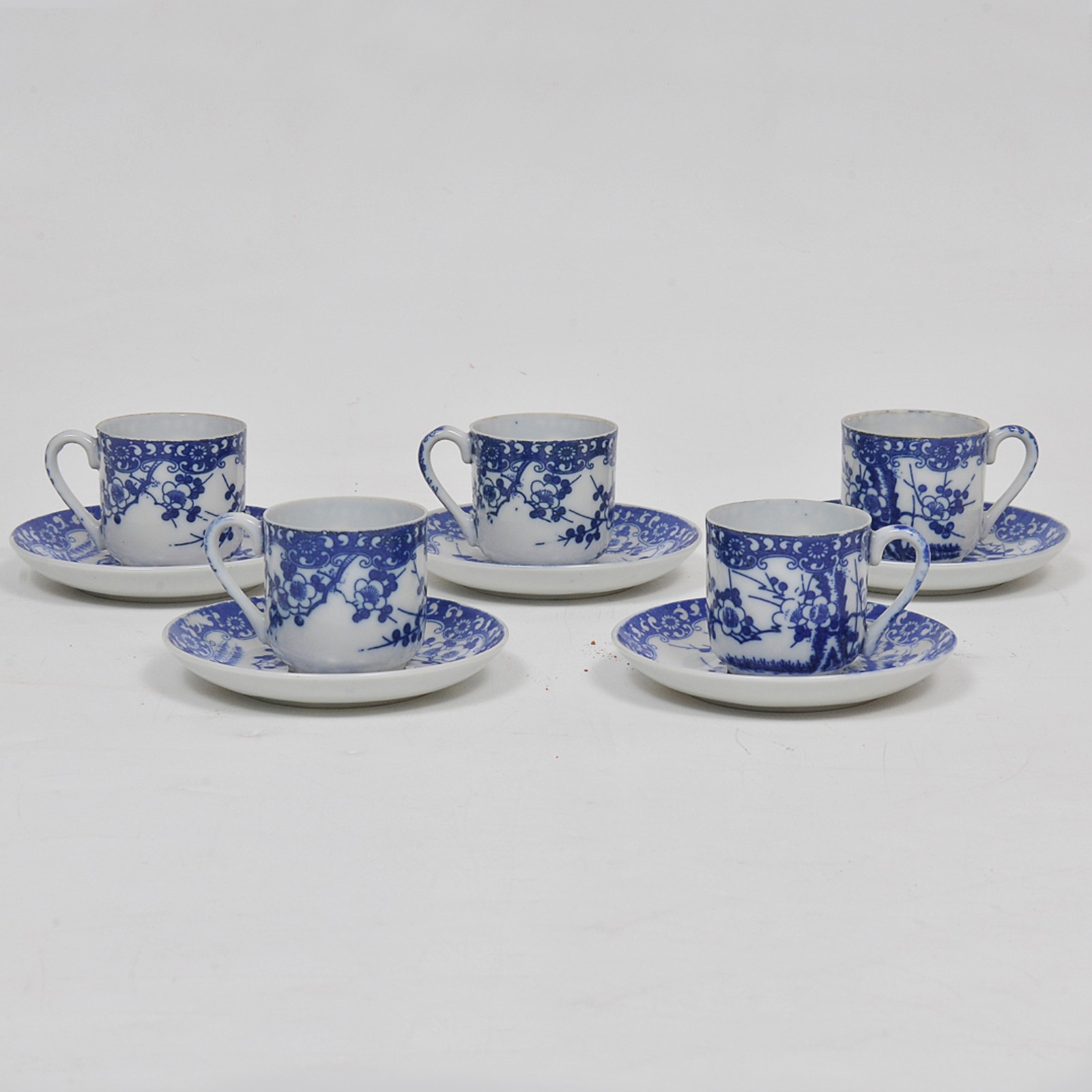 Conjunto com 5 xícaras para café e seus pires em porcelana japonesa... - foto 1 de 4