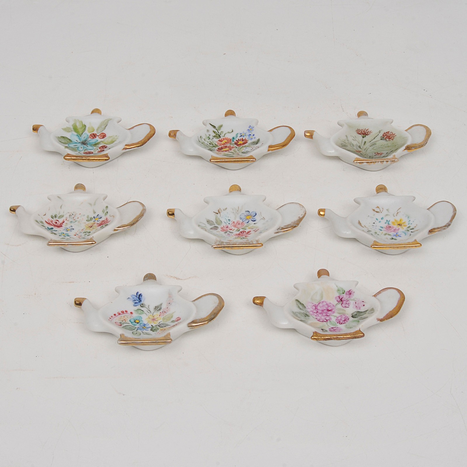 Lote composto por 8 miniaturas de bule em porcelana na cor branca... - foto 1 de 3