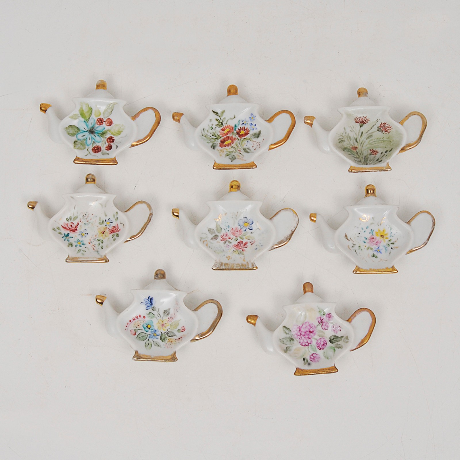Lote composto por 8 miniaturas de bule em porcelana na cor branca... - foto 2 de 3