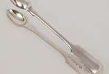 Pegador para azeitonas em metal prateado inglês... - Pegador para azeitonas em metal prateado inglês liso. "Old Sheffield" - Hastes retas rematadas por colheres - Marcas do fabricante - Séc. XX