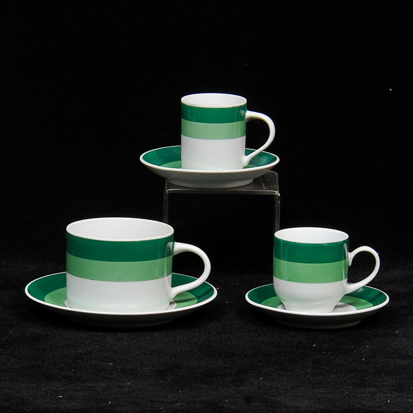 Conjunto de xícaras em porcelana nacional nas cores branca e verde... - foto 1 de 4