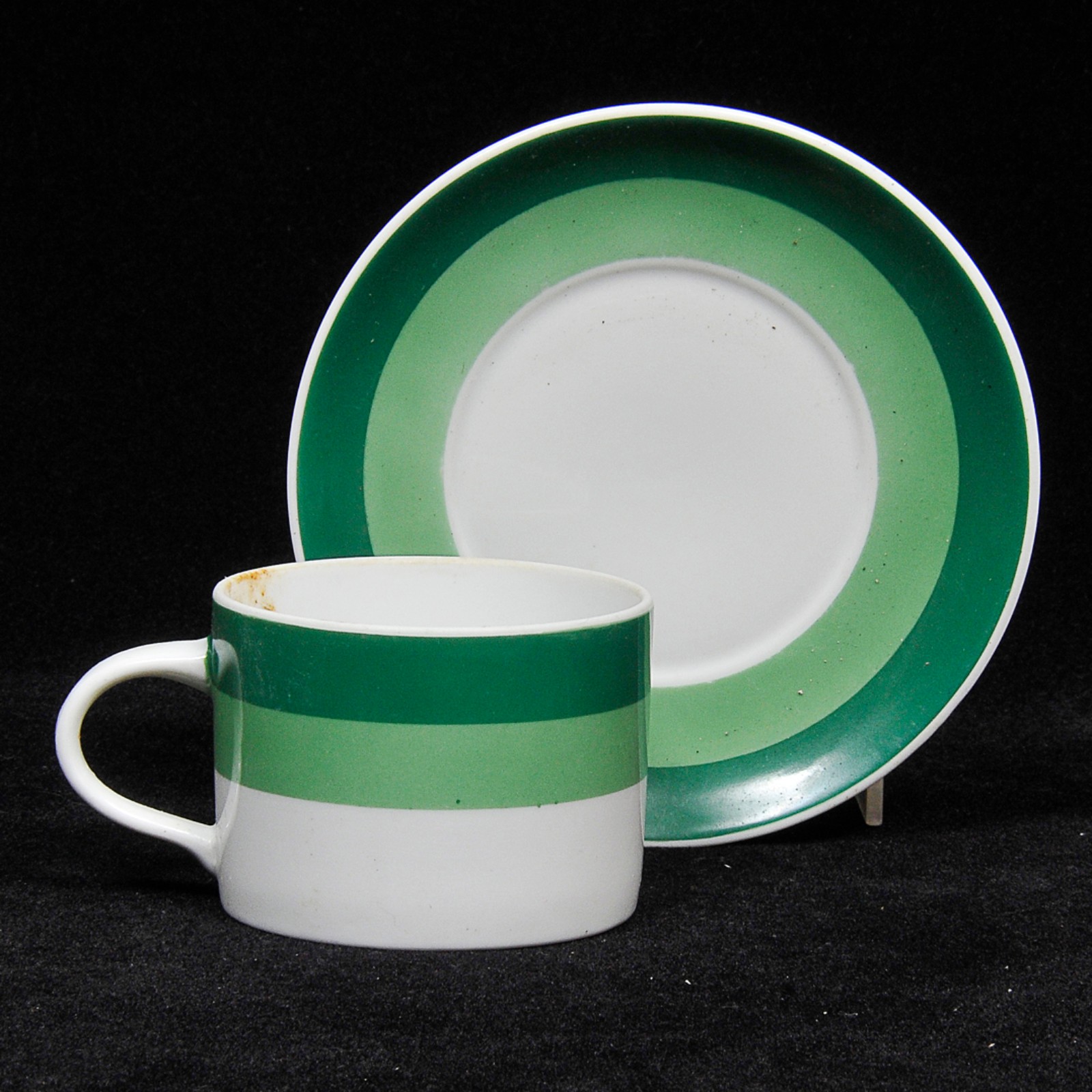 Conjunto de xícaras em porcelana nacional nas cores branca e verde... - foto 2 de 4