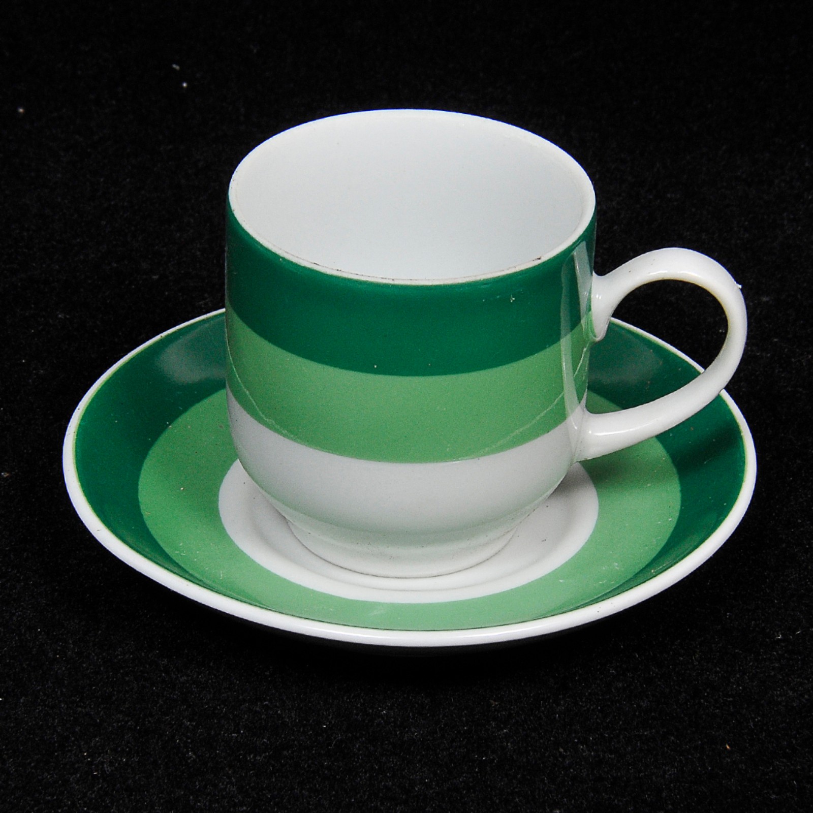 Conjunto de xícaras em porcelana nacional nas cores branca e verde... - foto 3 de 4