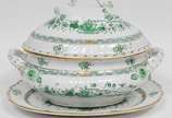 Elegante aparelho em porcelana europeia ricamen... - Elegante aparelho em porcelana europeia ricamente policromada do início do século XX na cor branca e verde decorada com folhagens e pintadas a m...