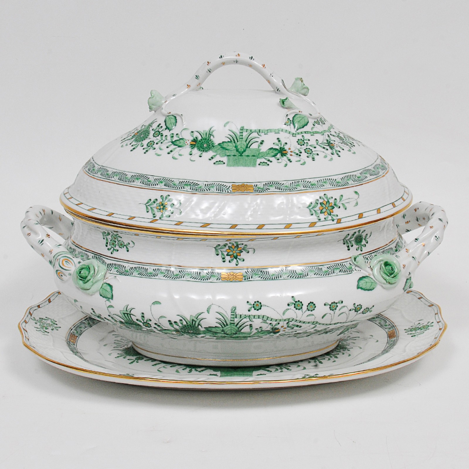 Elegante aparelho em porcelana europeia ricamente policromada do... - foto 6 de 10