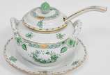Elegante aparelho em porcelana europeia ricamen... - Elegante aparelho em porcelana europeia ricamente policromada do início do século XX na cor branca e verde decorada com folhagens e pintadas a m...