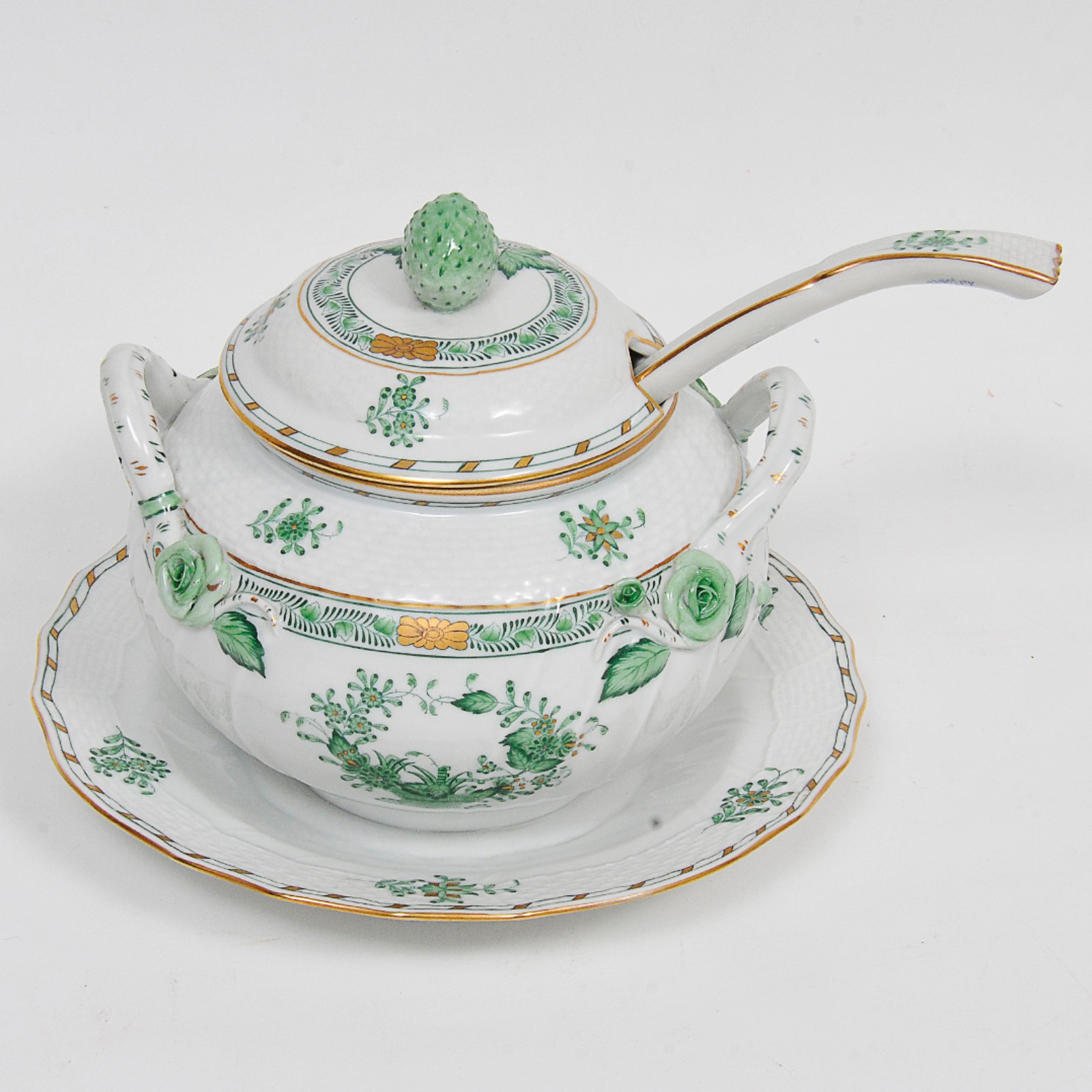 Elegante aparelho em porcelana europeia ricamente policromada do... - foto 5 de 10