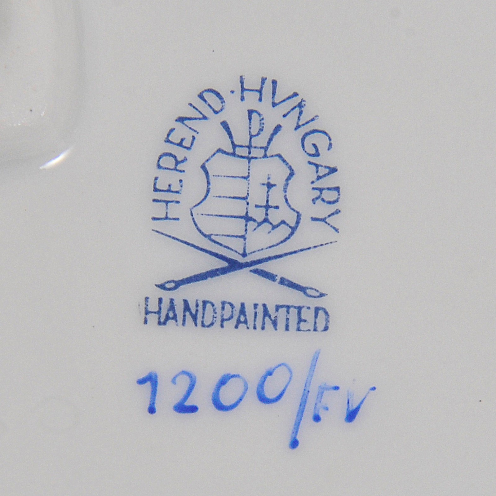 Elegante aparelho em porcelana europeia ricamente policromada do... - foto 7 de 10