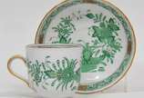 Elegante aparelho em porcelana europeia ricamen... - Elegante aparelho em porcelana europeia ricamente policromada do início do século XX na cor branca e verde decorada com folhagens e pintadas a m...