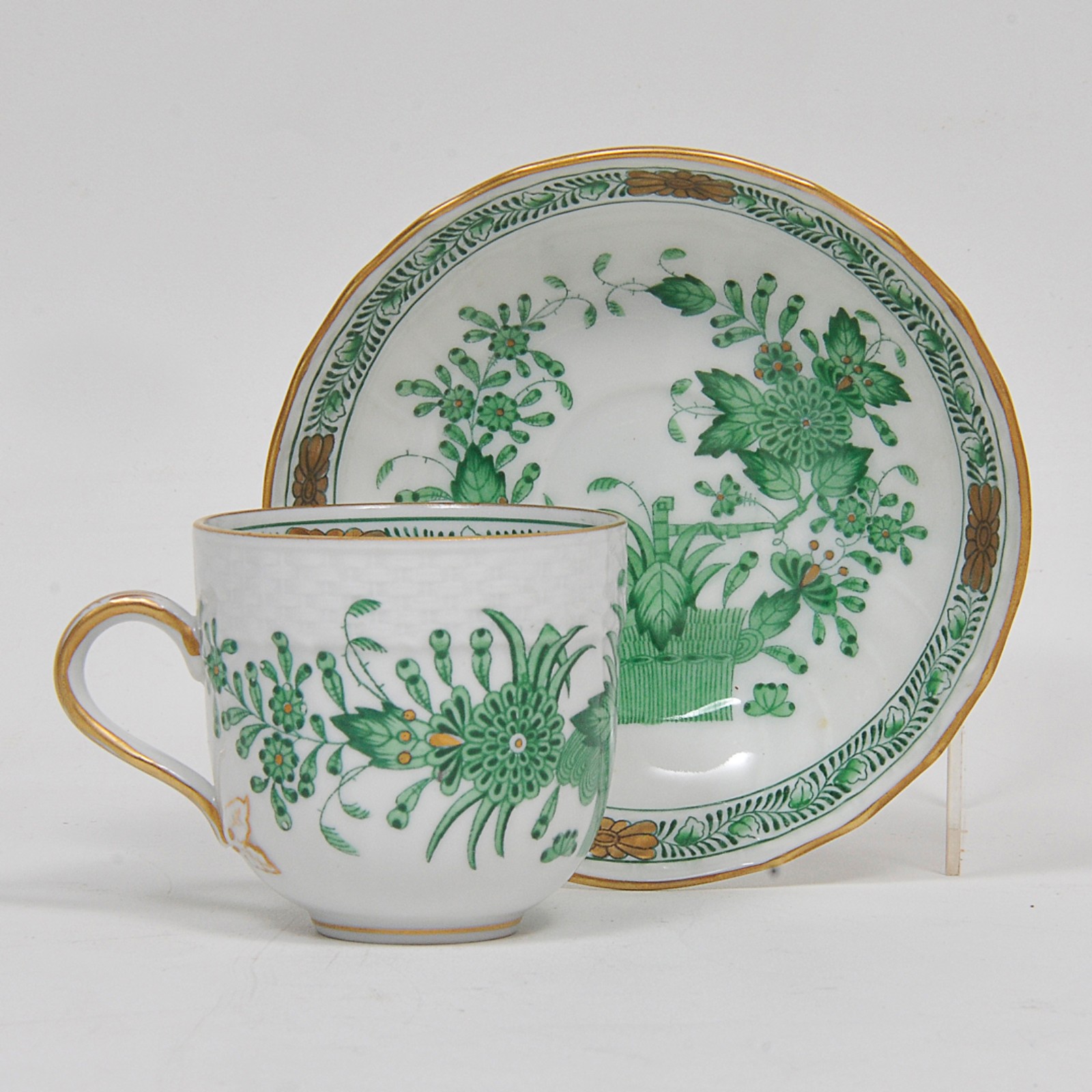 Elegante aparelho em porcelana europeia ricamente policromada do... - foto 10 de 10