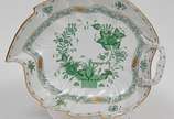 Elegante aparelho em porcelana europeia ricamen... - Elegante aparelho em porcelana europeia ricamente policromada do início do século XX na cor branca e verde decorada com folhagens e pintadas a m...