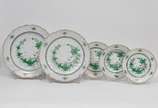 Elegante aparelho em porcelana europeia ricamen... - Elegante aparelho em porcelana europeia ricamente policromada do início do século XX na cor branca e verde decorada com folhagens e pintadas a m...