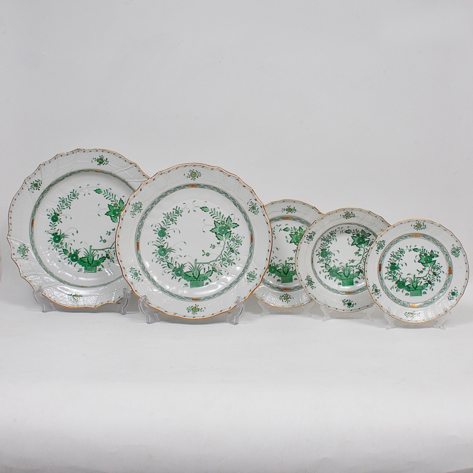 Elegante aparelho em porcelana europeia ricamente policromada do... - foto 2 de 10