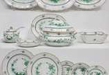 Elegante aparelho em porcelana europeia ricamen... - Elegante aparelho em porcelana europeia ricamente policromada do início do século XX na cor branca e verde decorada com folhagens e pintadas a m...