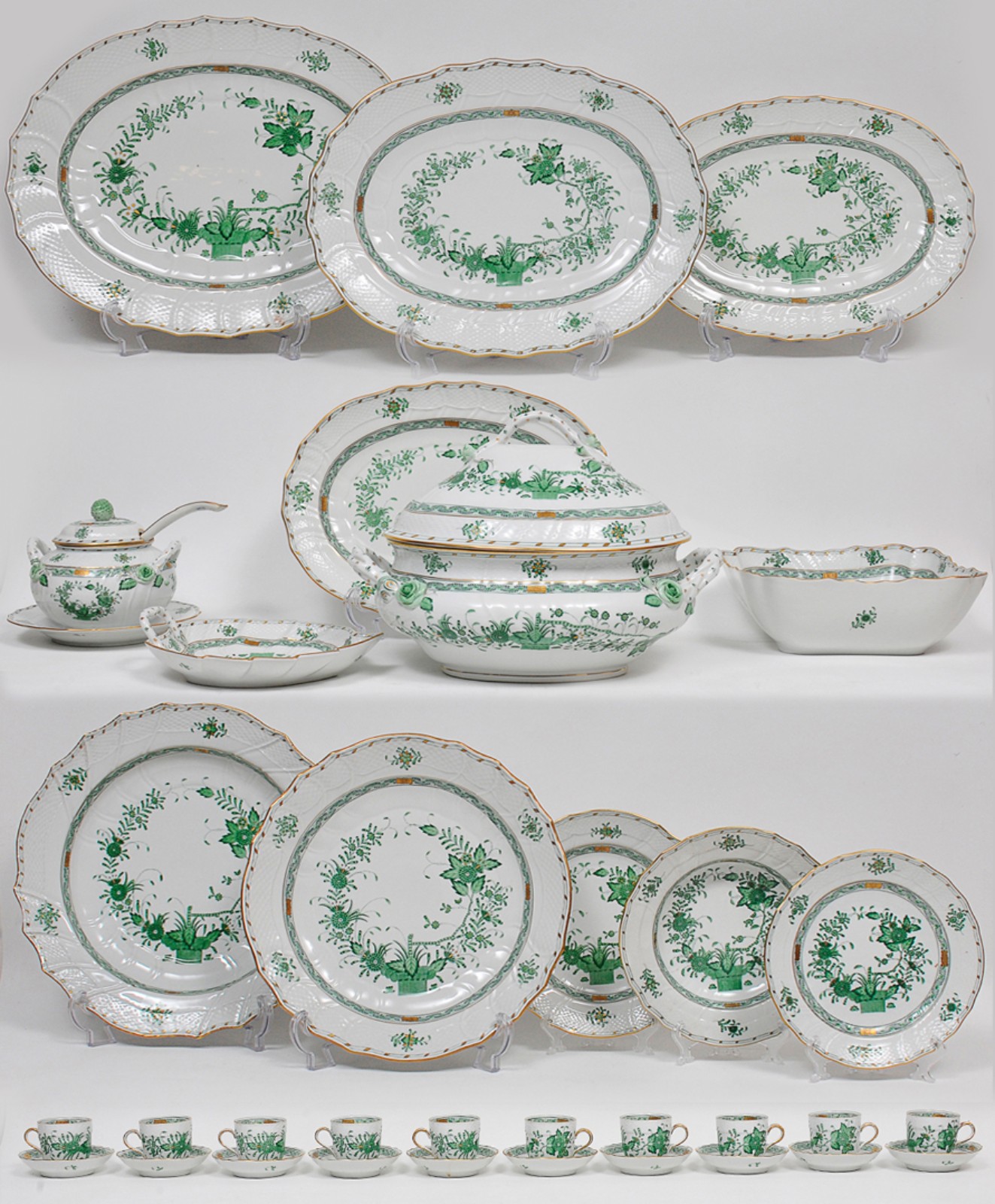 Elegante aparelho em porcelana europeia ricamente policromada do... - foto 1 de 10