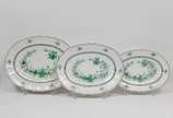 Elegante aparelho em porcelana europeia ricamen... - Elegante aparelho em porcelana europeia ricamente policromada do início do século XX na cor branca e verde decorada com folhagens e pintadas a m...
