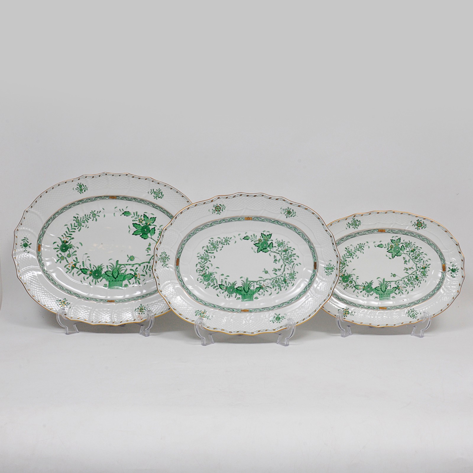 Elegante aparelho em porcelana europeia ricamente policromada do... - foto 4 de 10