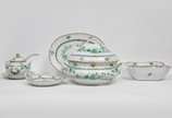 Elegante aparelho em porcelana europeia ricamen... - Elegante aparelho em porcelana europeia ricamente policromada do início do século XX na cor branca e verde decorada com folhagens e pintadas a m...