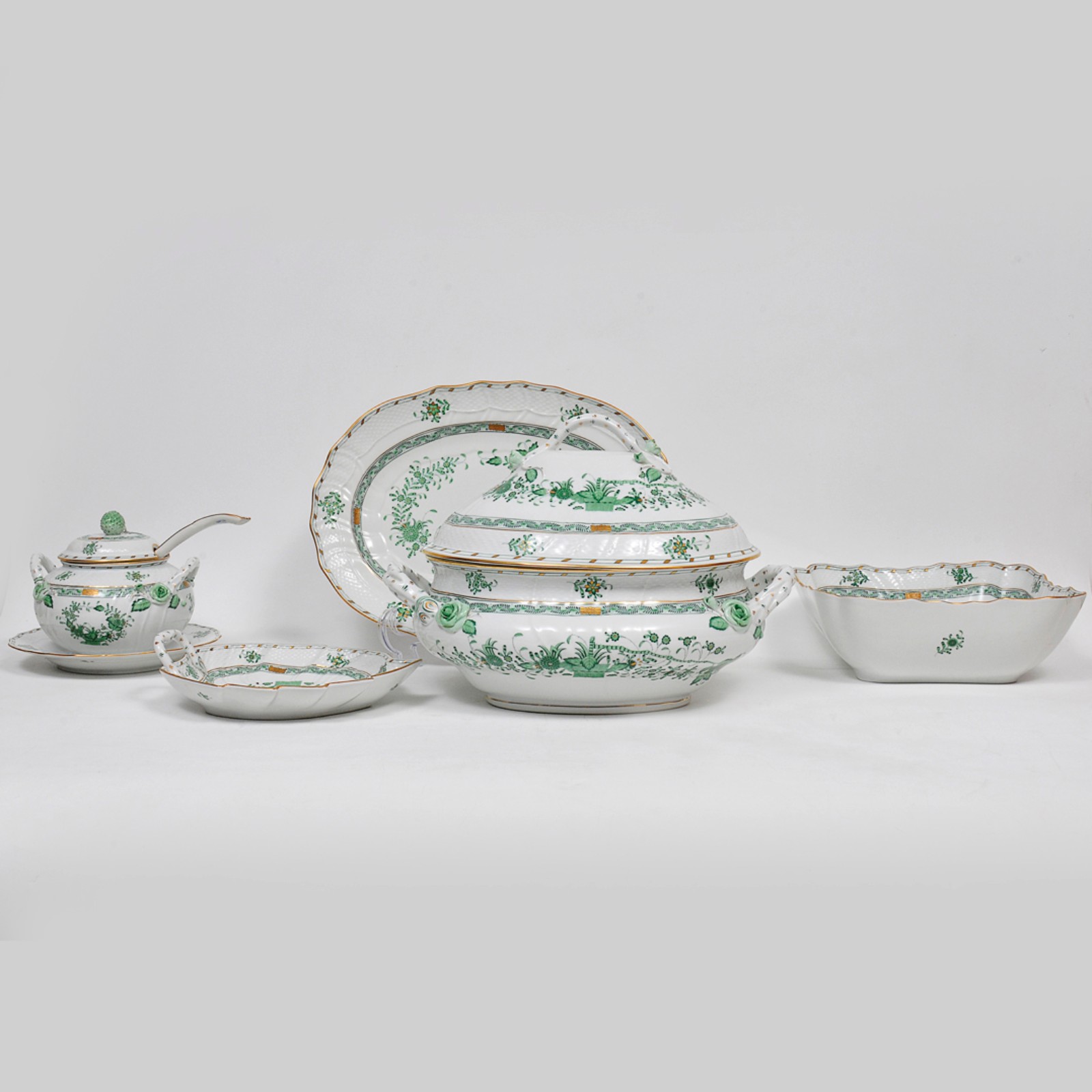 Elegante aparelho em porcelana europeia ricamente policromada do... - foto 3 de 10