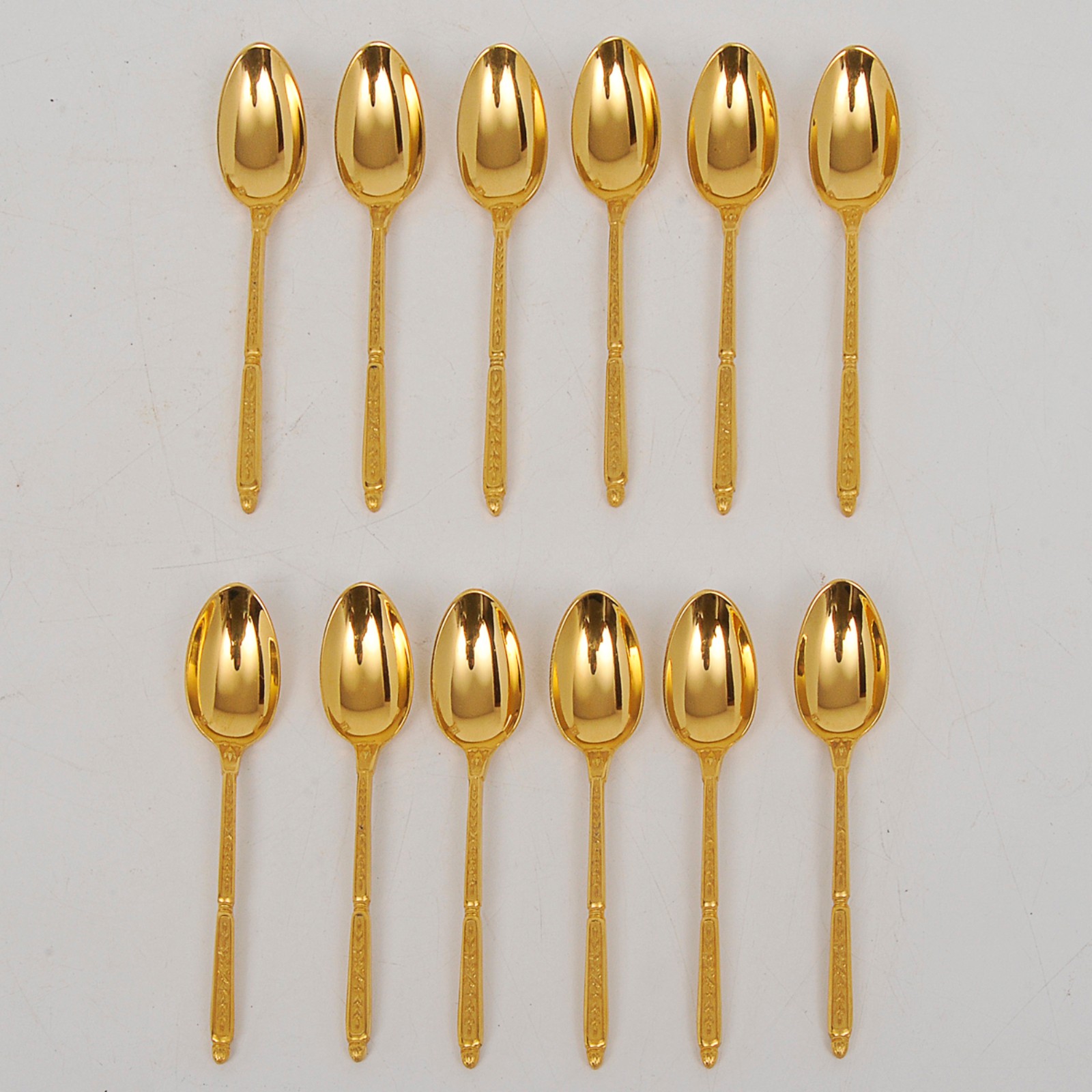 Conjunto de 12 colheres para cafe em metal dourado com cabos ornados... - foto 1 de 3