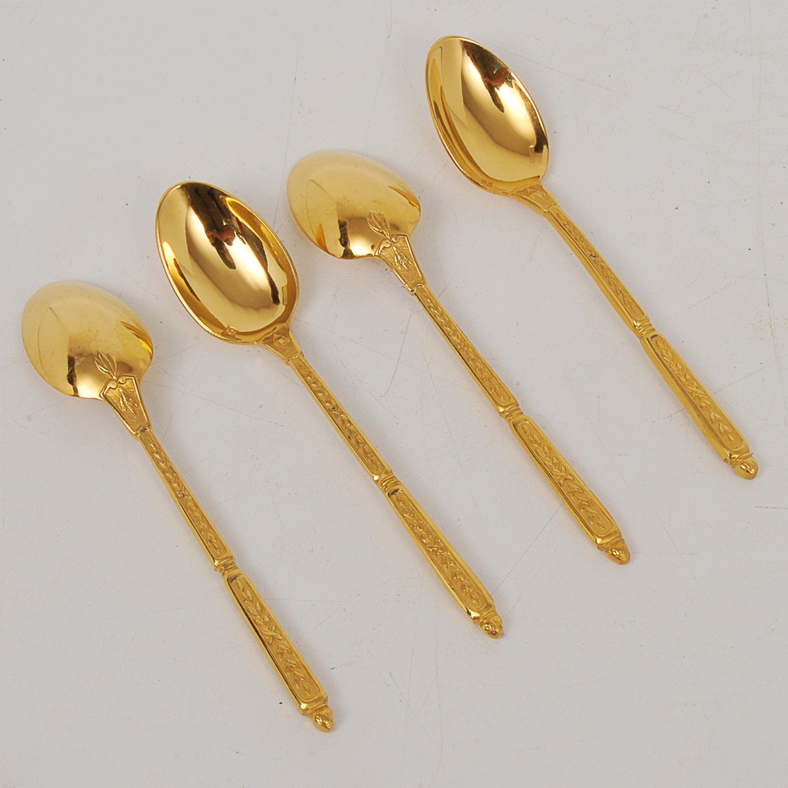 Conjunto de 12 colheres para cafe em metal dourado com cabos ornados... - foto 2 de 3