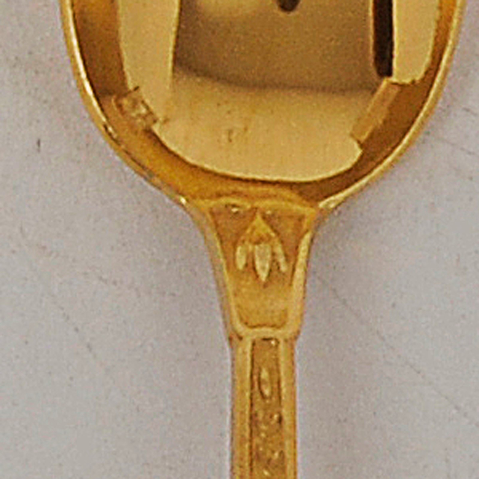Conjunto de 12 colheres para cafe em metal dourado com cabos ornados... - foto 3 de 3