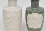 Par de vasos floreiras em porcelana vitrificada... - Par de vasos floreiras em porcelana vitrificada sendo um na cor branca e outro nas cores verde e branca decorada na galeria central com figuras ...