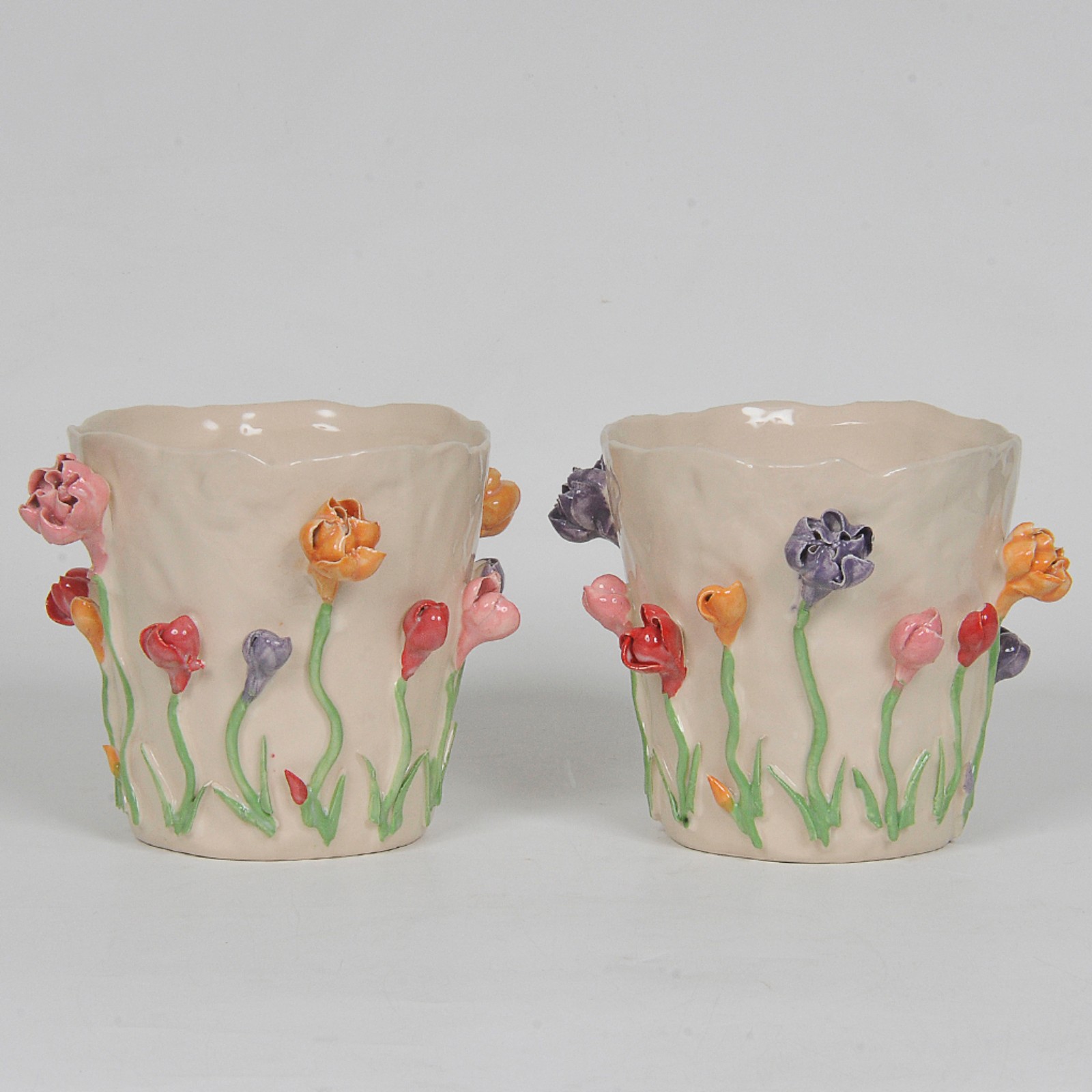 Par de vasos em cerâmica vidrificada com motivo de flores em relevo... - foto 1 de 3
