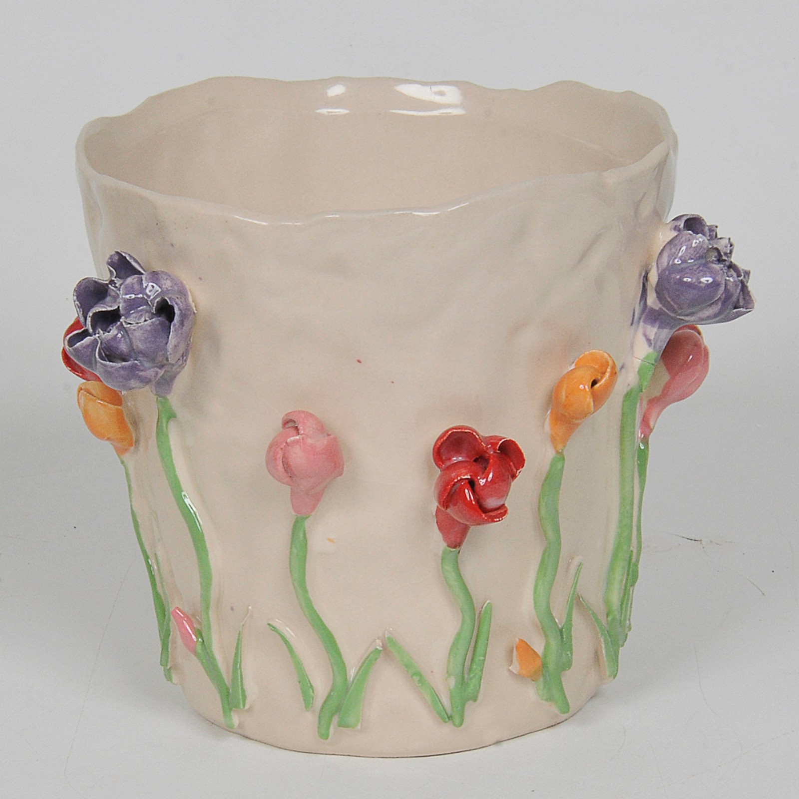 Par de vasos em cerâmica vidrificada com motivo de flores em relevo... - foto 2 de 3