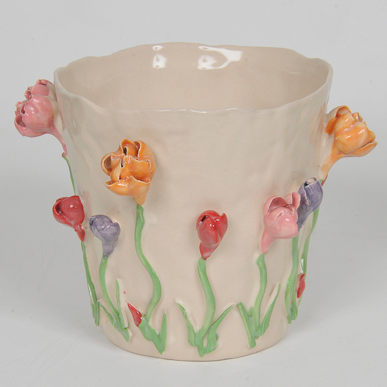 Par de vasos em cerâmica vidrificada com motivo de flores em relevo... - foto 3 de 3