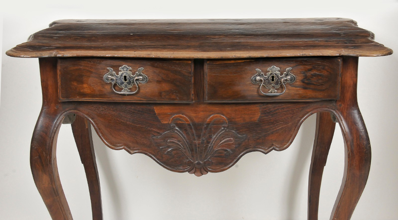 Mesa de encostar estilo D. João V com tampo recortado apoiado em... - foto 2 de 4