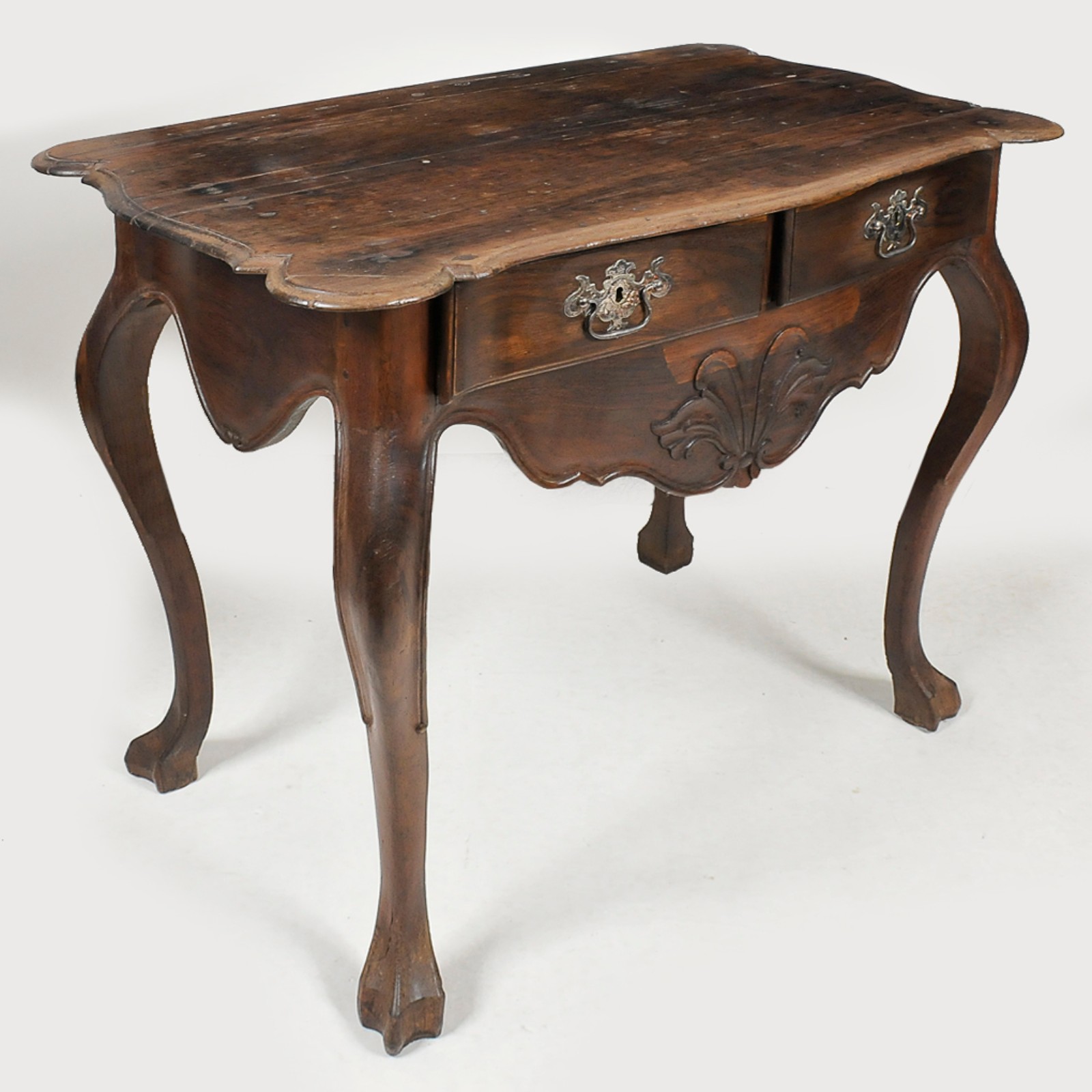 Mesa de encostar estilo D. João V com tampo recortado apoiado em... - foto 4 de 4