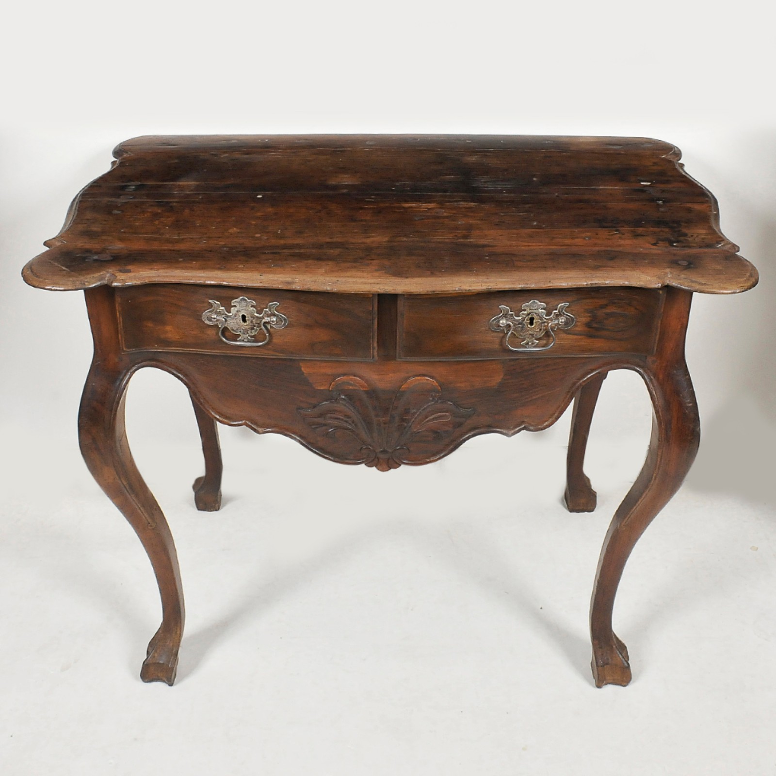 Mesa de encostar estilo D. João V com tampo recortado apoiado em... - foto 3 de 4