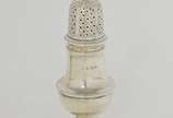 Conjunto de saleiro e pimenteiro de formato bal... - Conjunto de saleiro e pimenteiro de formato balaustre em prata inglesa lisa. Tampas vazadas com pegas em pião. <br>Bases circulares. Contrastes ...