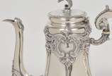 Serviço para chá e café em prata portuguesa rep... - Serviço para chá e café em prata portuguesa repuxada e cinzelada, ornamentado por reservas encimadas por composições florais e estilizadas - boj...