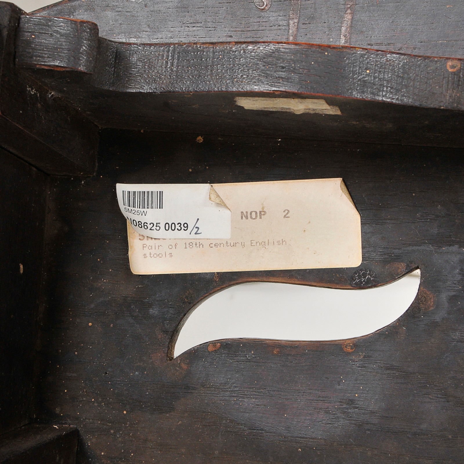 Par de banquetas inglesas, em madeira, com assento em formato... - foto 4 de 4