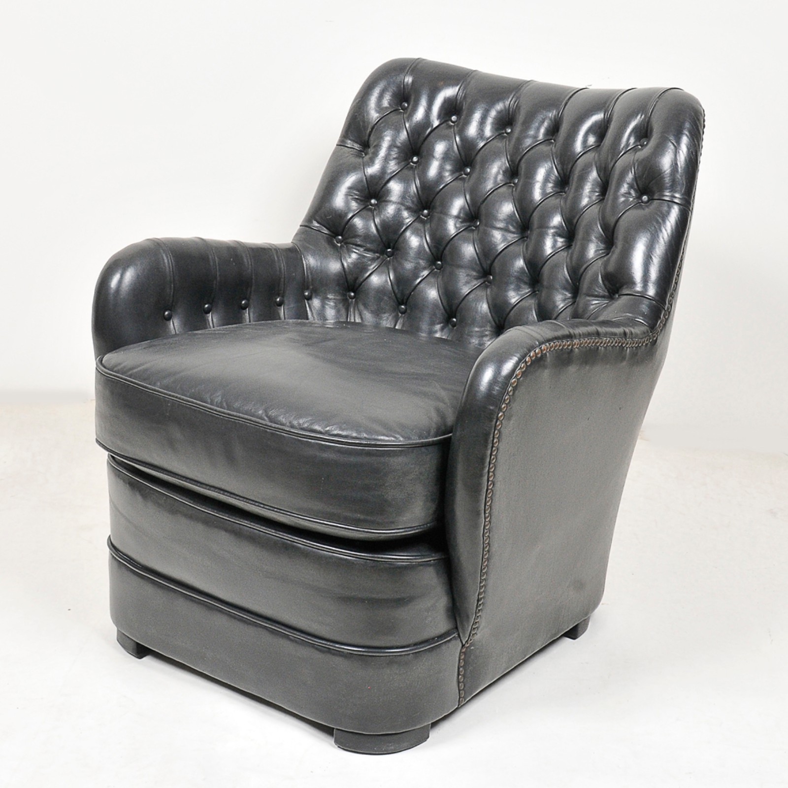 Par de poltronas estilo inglês em couro preto com encosto e braços em... - foto 4 de 5