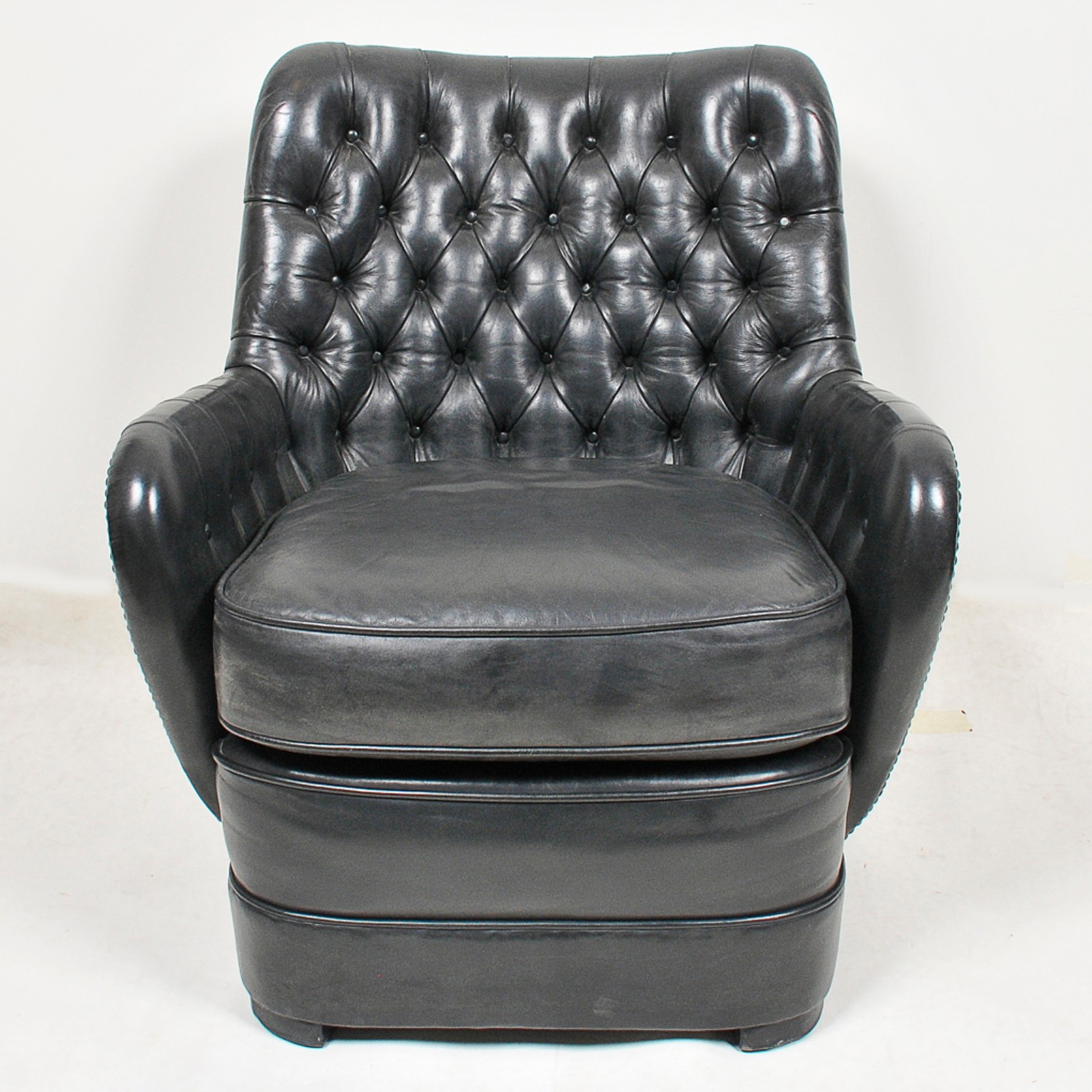 Par de poltronas estilo inglês em couro preto com encosto e braços em... - foto 3 de 5