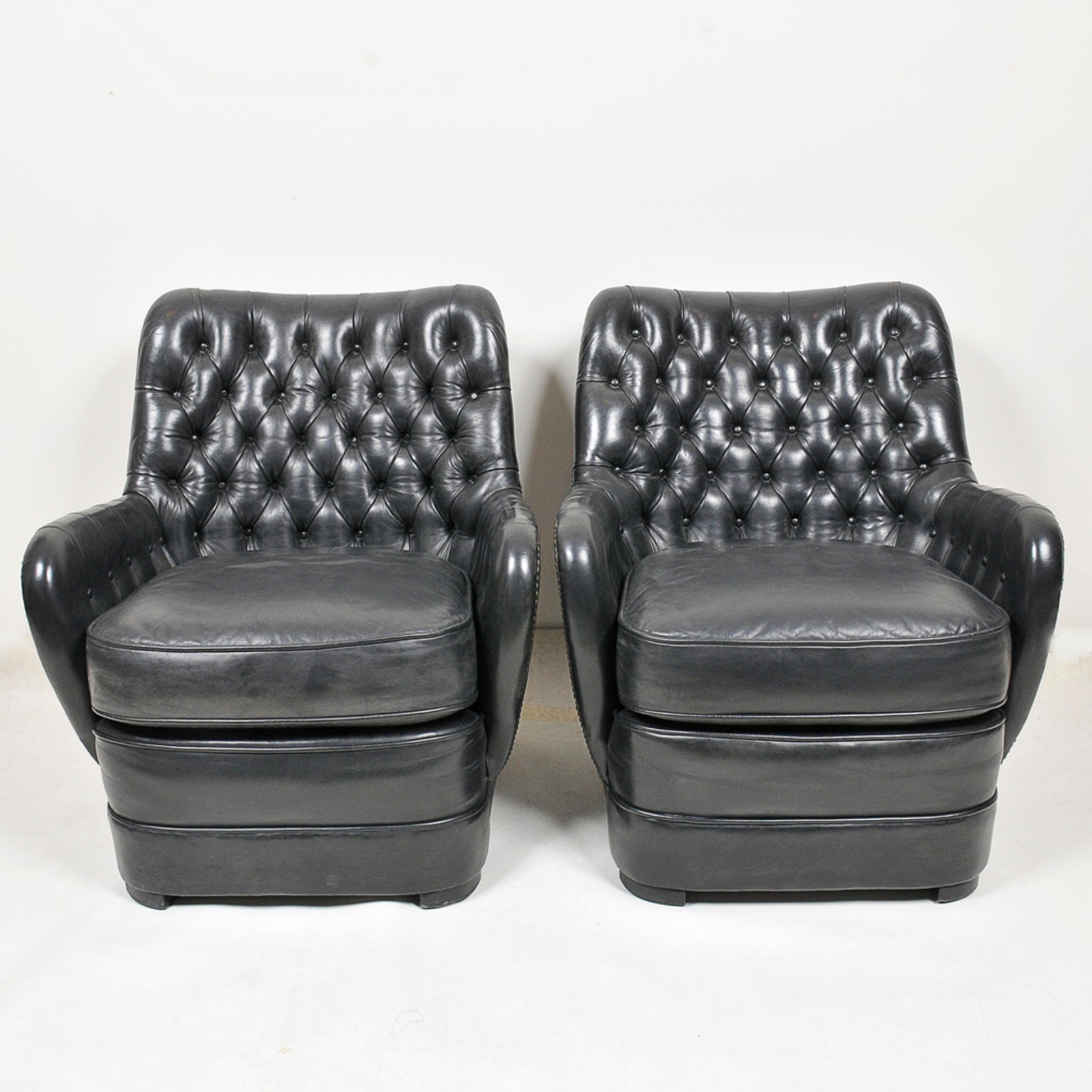 Par de poltronas estilo inglês em couro preto com encosto e braços em... - foto 1 de 5