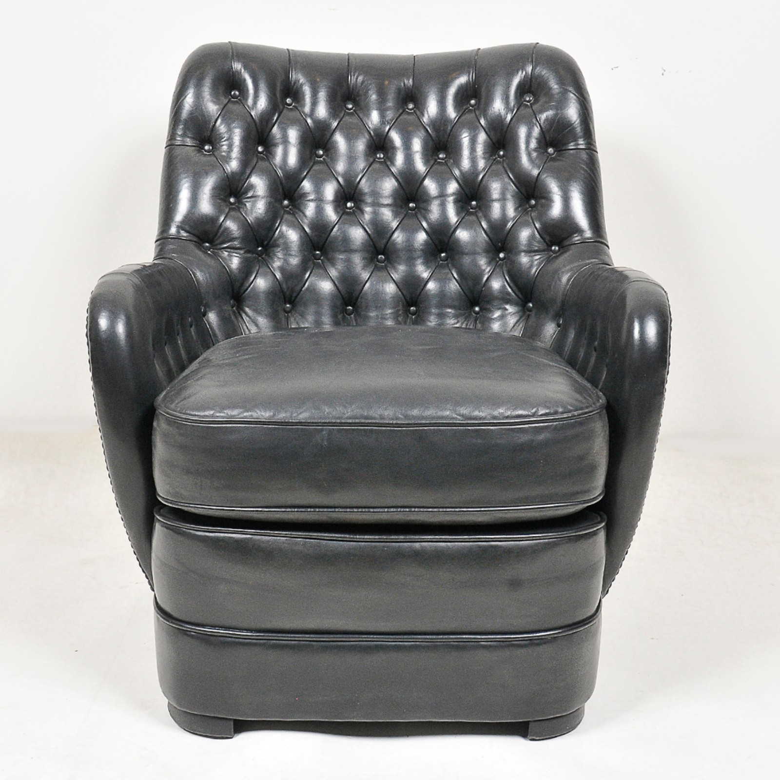 Par de poltronas estilo inglês em couro preto com encosto e braços em... - foto 5 de 5