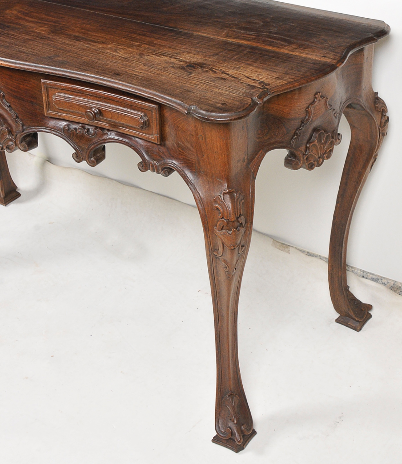 Mesa de encostar estilo D.José com tampo recortado, apoiado em caixa... - foto 2 de 3